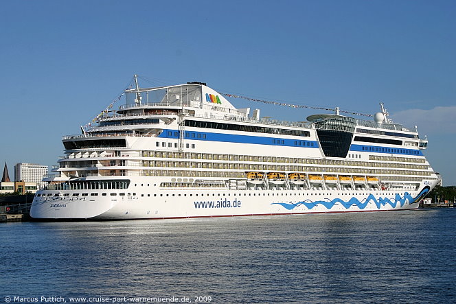 Das Kreuzfahrtschiff AIDAluna am 01. Juni 2009 im Kreuzfahrthafen Warnem&uuml;nde in der Hansestadt Rostock.