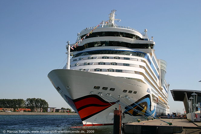 Das Kreuzfahrtschiff AIDAluna am 01. September 2009 im Kreuzfahrthafen Warnem&uuml;nde in der Hansestadt Rostock.