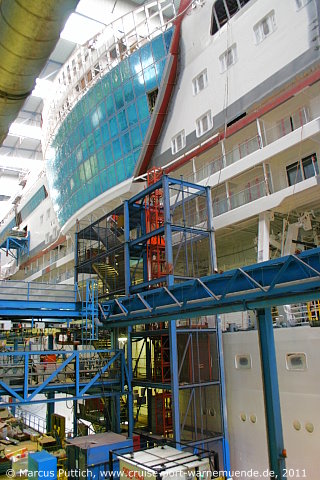 Das Kreuzfahrtschiff AIDAmar von der Kreuzfahrtreederei AIDA Cruises am 17. Dezember 2011 auf der Meyer Werft in Papenburg (Deutschland).