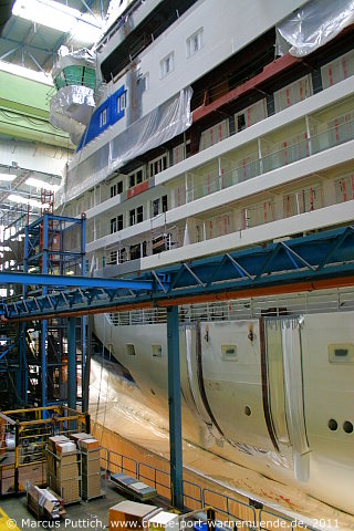 Das Kreuzfahrtschiff AIDAmar von der Kreuzfahrtreederei AIDA Cruises am 17. Dezember 2011 auf der Meyer Werft in Papenburg (Deutschland).