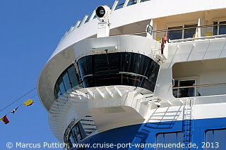 Das Kreuzfahrtschiff AIDAmar von der Kreuzfahrtreederei AIDA Cruises am 06. Juli 2013 im Kreuzfahrthafen Warnemünde in der Hansestadt Rostock.