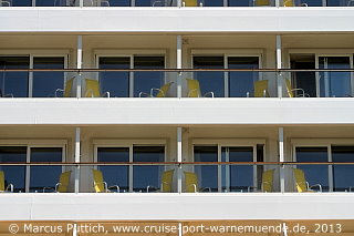Das Kreuzfahrtschiff AIDAmar von der Kreuzfahrtreederei AIDA Cruises am 06. Juli 2013 im Kreuzfahrthafen Warnemünde in der Hansestadt Rostock.
