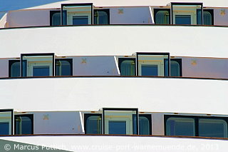 Das Kreuzfahrtschiff AIDAmar von der Kreuzfahrtreederei AIDA Cruises am 06. Juli 2013 im Kreuzfahrthafen Warnemünde in der Hansestadt Rostock.