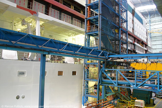 Das Kreuzfahrtschiff AIDAmar von der Kreuzfahrtreederei AIDA Cruises am 17. Dezember 2011 auf der Meyer Werft in Papenburg (Deutschland).
