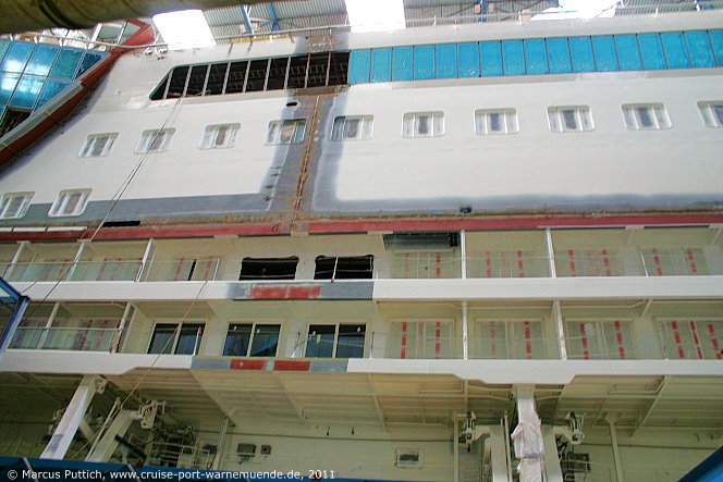 Das Kreuzfahrtschiff AIDAmar von der Kreuzfahrtreederei AIDA Cruises am 17. Dezember 2011 auf der Meyer Werft in Papenburg (Deutschland).