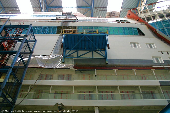 Das Kreuzfahrtschiff AIDAmar von der Kreuzfahrtreederei AIDA Cruises am 17. Dezember 2011 auf der Meyer Werft in Papenburg (Deutschland).