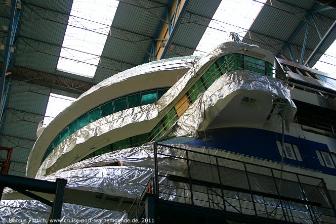 Das Kreuzfahrtschiff AIDAmar von der Kreuzfahrtreederei AIDA Cruises am 17. Dezember 2011 auf der Meyer Werft in Papenburg (Deutschland).