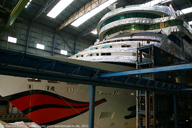 Das Kreuzfahrtschiff AIDAmar von der Kreuzfahrtreederei AIDA Cruises am 17. Dezember 2011 auf der Meyer Werft in Papenburg (Deutschland).