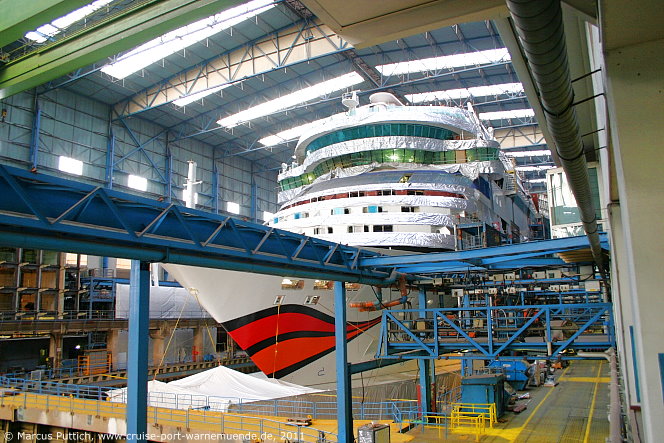 Das Kreuzfahrtschiff AIDAmar von der Kreuzfahrtreederei AIDA Cruises am 17. Dezember 2011 auf der Meyer Werft in Papenburg (Deutschland).