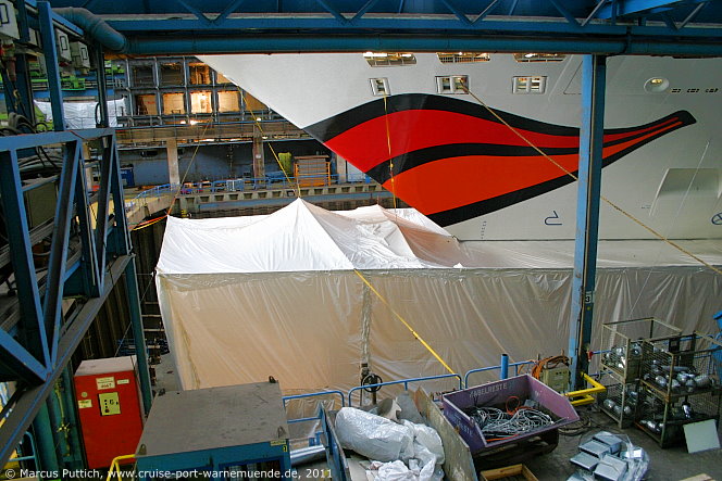 Das Kreuzfahrtschiff AIDAmar von der Kreuzfahrtreederei AIDA Cruises am 17. Dezember 2011 auf der Meyer Werft in Papenburg (Deutschland).