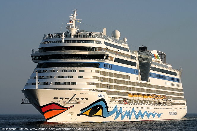 Das Kreuzfahrtschiff AIDAmar von der Kreuzfahrtreederei AIDA Cruises am 08. Juni 2013 im Kreuzfahrthafen Warnemünde in der Hansestadt Rostock.