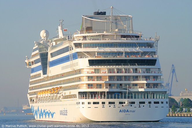 Das Kreuzfahrtschiff AIDAmar von der Kreuzfahrtreederei AIDA Cruises am 08. Juni 2013 im Kreuzfahrthafen Warnemünde in der Hansestadt Rostock.