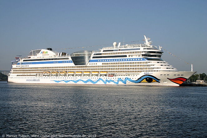 Das Kreuzfahrtschiff AIDAmar von der Kreuzfahrtreederei AIDA Cruises am 08. Juni 2013 im Kreuzfahrthafen Warnemünde in der Hansestadt Rostock.