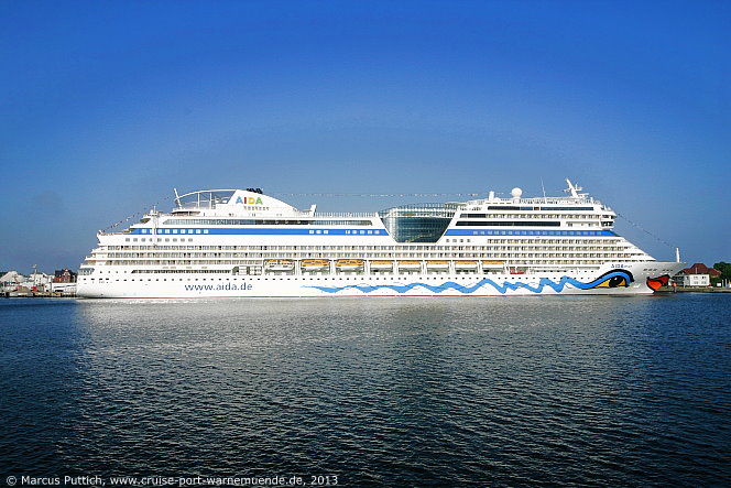 Das Kreuzfahrtschiff AIDAmar von der Kreuzfahrtreederei AIDA Cruises am 08. Juni 2013 im Kreuzfahrthafen Warnemünde in der Hansestadt Rostock.