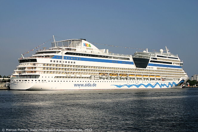 Das Kreuzfahrtschiff AIDAmar von der Kreuzfahrtreederei AIDA Cruises am 08. Juni 2013 im Kreuzfahrthafen Warnemünde in der Hansestadt Rostock.