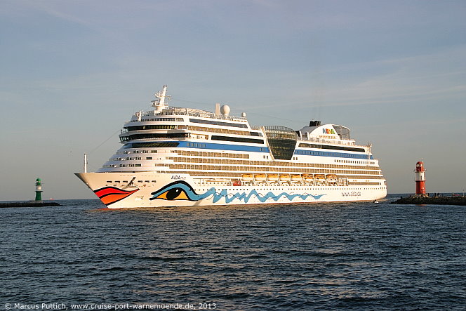 Das Kreuzfahrtschiff AIDAmar von der Kreuzfahrtreederei AIDA Cruises am 06. Juli 2013 im Kreuzfahrthafen Warnemünde in der Hansestadt Rostock.