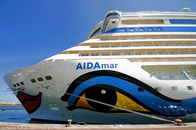 Das Kreuzfahrtschiff AIDAmar von der Kreuzfahrtreederei AIDA Cruises am 06. Juli 2013 im Kreuzfahrthafen Warnemünde in der Hansestadt Rostock.
