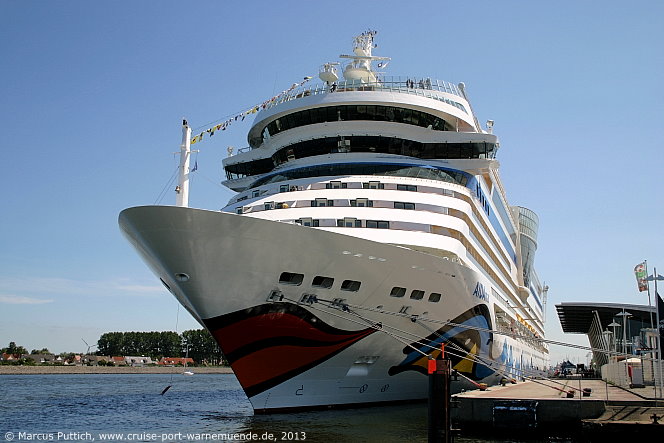 Das Kreuzfahrtschiff AIDAmar von der Kreuzfahrtreederei AIDA Cruises am 06. Juli 2013 im Kreuzfahrthafen Warnemünde in der Hansestadt Rostock.