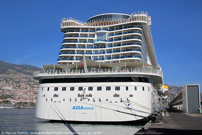 Das Kreuzfahrtschiff AIDAnova von der Kreuzfahrtreederei AIDA Cruises am 25. Februar 2019 in Funchal auf der Insel Madeira (Portugal).