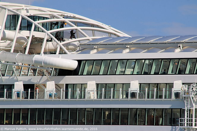 Das Kreuzfahrtschiff AIDAprima am 15. April 2016 in Cadiz (Spanien).