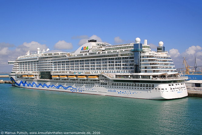 Das Kreuzfahrtschiff AIDAprima am 15. April 2016 in Cadiz (Spanien).