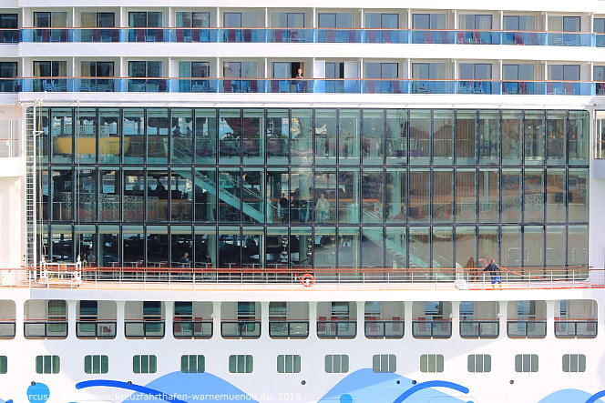 Das Kreuzfahrtschiff AIDAprima am 15. April 2016 in Cadiz (Spanien).