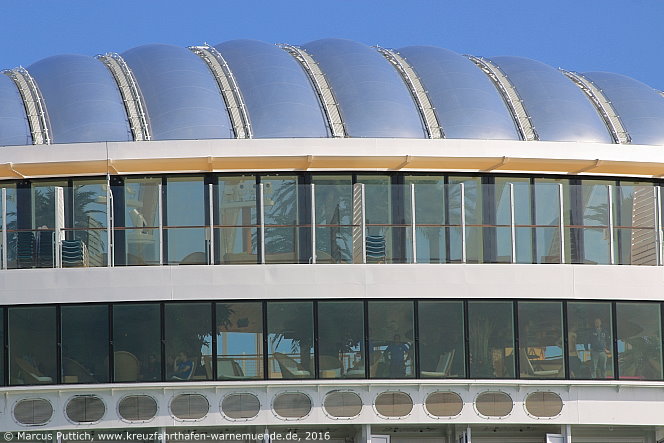 Das Kreuzfahrtschiff AIDAprima am 15. April 2016 in Cadiz (Spanien).