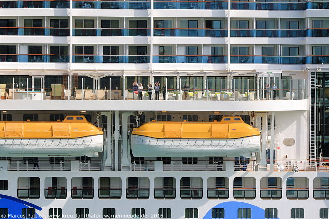 Das Kreuzfahrtschiff AIDAprima am 15. April 2016 in Cadiz (Spanien).