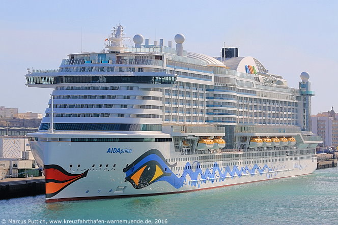 Das Kreuzfahrtschiff AIDAprima am 15. April 2016 in Cadiz (Spanien).