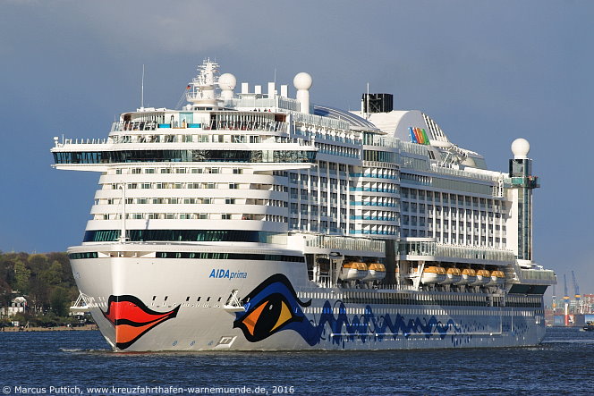 Das Kreuzfahrtschiff AIDAprima am 23. April 2016 in Hamburg (Deutschland).