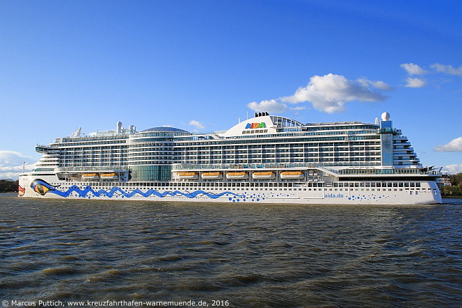 Das Kreuzfahrtschiff AIDAprima am 23. April 2016 in Hamburg (Deutschland).