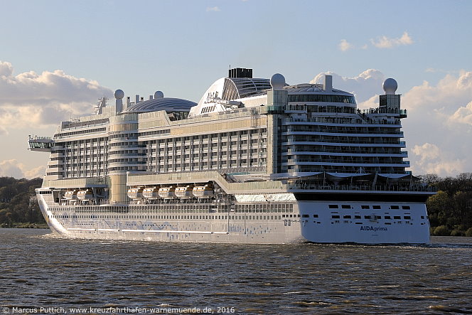 Das Kreuzfahrtschiff AIDAprima am 23. April 2016 in Hamburg (Deutschland).