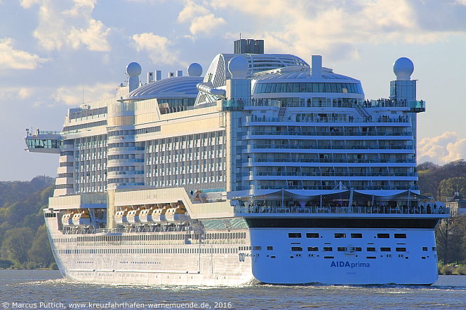 Das Kreuzfahrtschiff AIDAprima am 23. April 2016 in Hamburg (Deutschland).