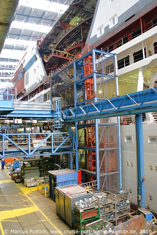 Das Kreuzfahrtschiff AIDAsol am 06. Mai 2010 auf der Meyer Werft in Papenburg (Deutschland).