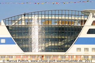 Das Kreuzfahrtschiff AIDAsol am 06. Mai 2011 im Kreuzfahrthafen Warnem&uuml;nde in der Hansestadt Rostock (Erstanlauf).