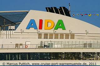 Das Kreuzfahrtschiff AIDAsol am 06. Mai 2011 im Kreuzfahrthafen Warnem&uuml;nde in der Hansestadt Rostock (Erstanlauf).