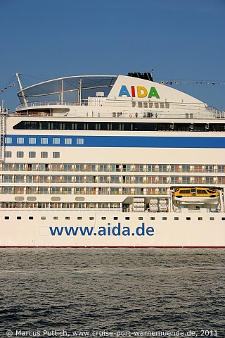 Das Kreuzfahrtschiff AIDAsol am 06. Mai 2011 im Kreuzfahrthafen Warnemünde in der Hansestadt Rostock (Erstanlauf).