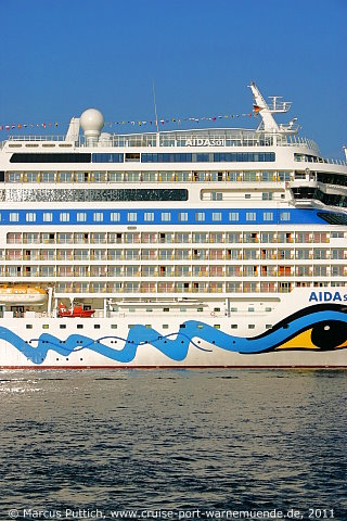 Das Kreuzfahrtschiff AIDAsol am 06. Mai 2011 im Kreuzfahrthafen Warnem&uuml;nde in der Hansestadt Rostock (Erstanlauf).