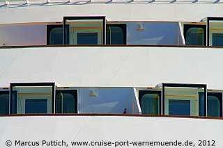 Das Kreuzfahrtschiff AIDAsol am 25. Mai 2012 im Kreuzfahrthafen Warnem&uuml;nde in der Hansestadt Rostock.