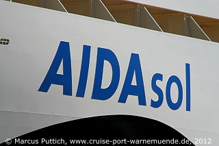 Das Kreuzfahrtschiff AIDAsol am 25. Mai 2012 im Kreuzfahrthafen Warnemünde in der Hansestadt Rostock.