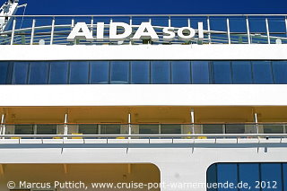 Das Kreuzfahrtschiff AIDAsol am 25. Mai 2012 im Kreuzfahrthafen Warnem&uuml;nde in der Hansestadt Rostock.