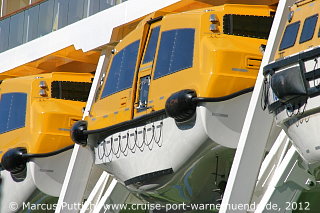 Das Kreuzfahrtschiff AIDAsol am 25. Mai 2012 im Kreuzfahrthafen Warnem&uuml;nde in der Hansestadt Rostock.