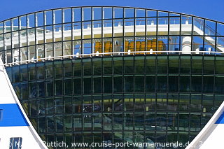 Das Kreuzfahrtschiff AIDAsol am 25. Mai 2012 im Kreuzfahrthafen Warnemünde in der Hansestadt Rostock.