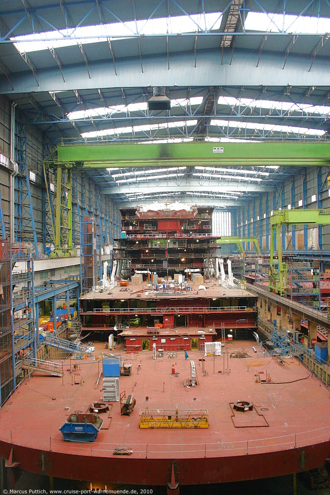 Das Kreuzfahrtschiff AIDAsol am 06. Mai 2010 auf der Meyer Werft in Papenburg (Deutschland).