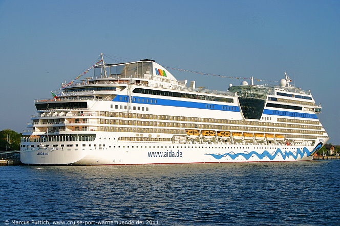 Das Kreuzfahrtschiff AIDAsol am 06. Mai 2011 im Kreuzfahrthafen Warnem&uuml;nde in der Hansestadt Rostock (Erstanlauf).