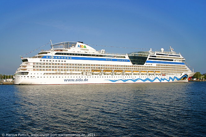 Das Kreuzfahrtschiff AIDAsol am 06. Mai 2011 im Kreuzfahrthafen Warnem&uuml;nde in der Hansestadt Rostock (Erstanlauf).