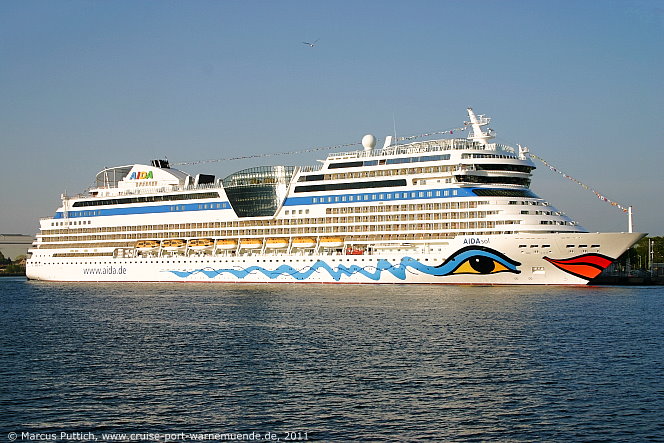 Das Kreuzfahrtschiff AIDAsol am 06. Mai 2011 im Kreuzfahrthafen Warnem&uuml;nde in der Hansestadt Rostock (Erstanlauf).