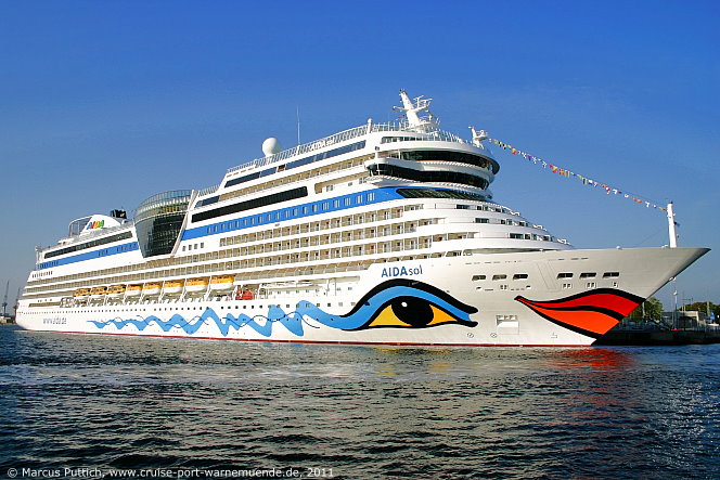 Das Kreuzfahrtschiff AIDAsol am 06. Mai 2011 im Kreuzfahrthafen Warnem&uuml;nde in der Hansestadt Rostock (Erstanlauf).