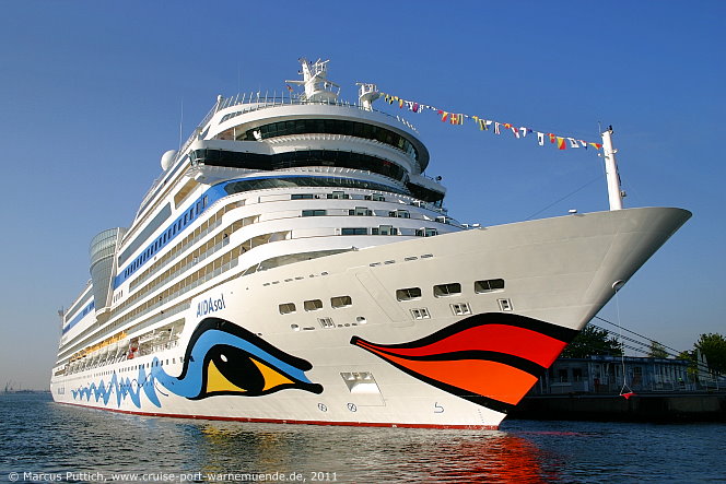 Das Kreuzfahrtschiff AIDAsol am 06. Mai 2011 im Kreuzfahrthafen Warnem&uuml;nde in der Hansestadt Rostock (Erstanlauf).