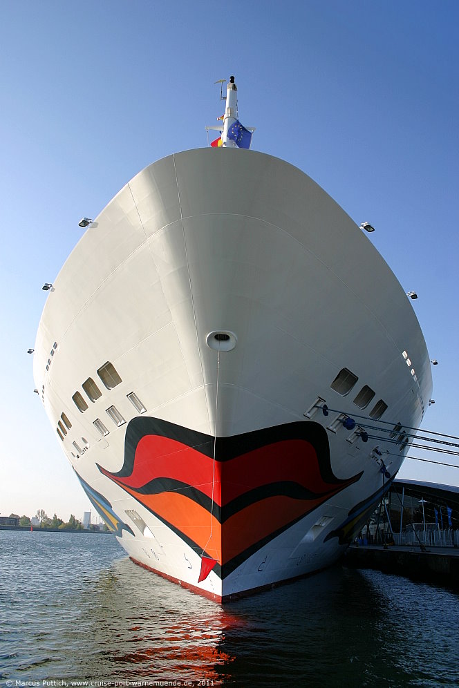 Das Kreuzfahrtschiff AIDAsol am 06. Mai 2011 im Kreuzfahrthafen Warnem&uuml;nde in der Hansestadt Rostock (Erstanlauf).
